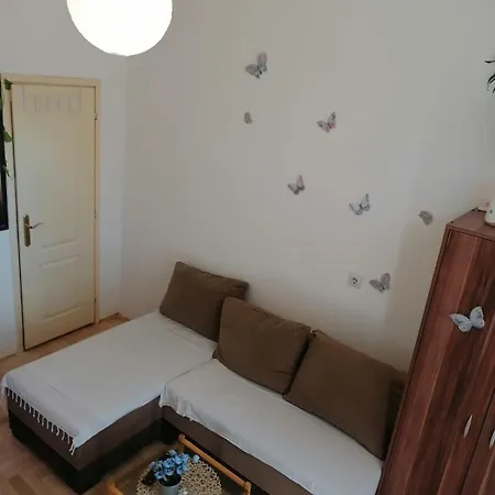 Small Low Cost Studio Belgrade Exterior photo