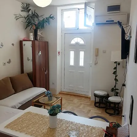 Small Low Cost Studio Belgrade Exterior photo