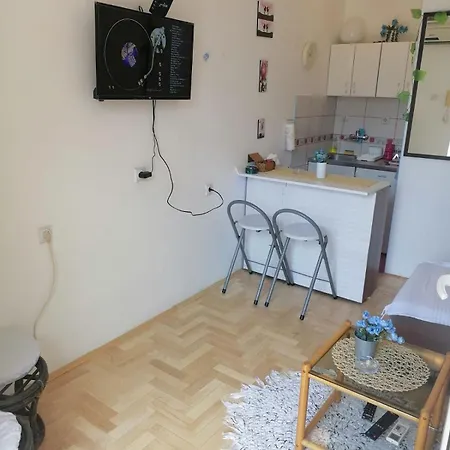 Small Low Cost Studio Belgrade Exterior photo