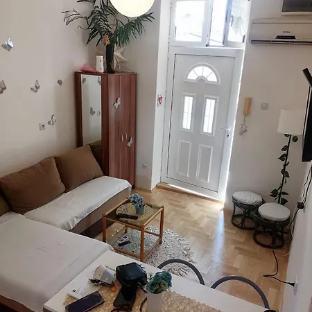 Small Low Cost Studio Belgrade Exterior photo